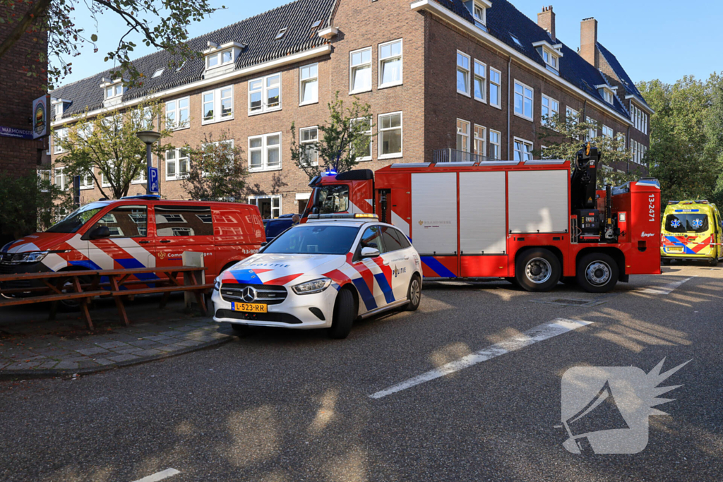 Zwarte rookwolken bij grote brand op dak van woning