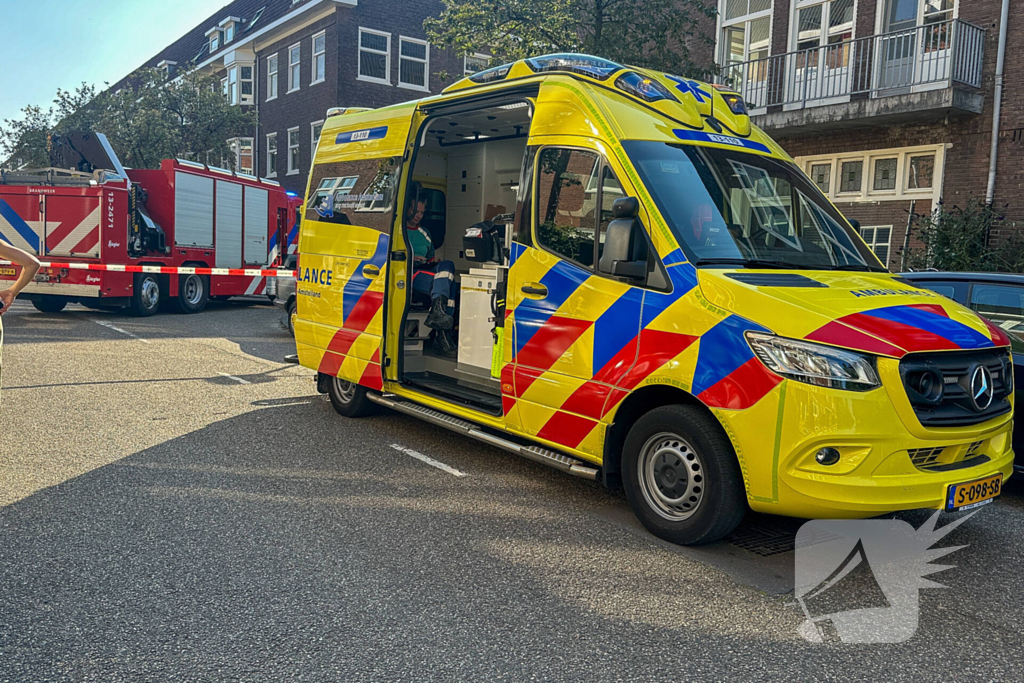 Zwarte rookwolken bij grote brand op dak van woning