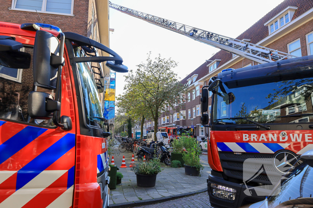 Zwarte rookwolken bij grote brand op dak van woning