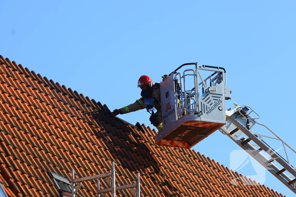 Zwarte rookwolken bij grote brand op dak van woning