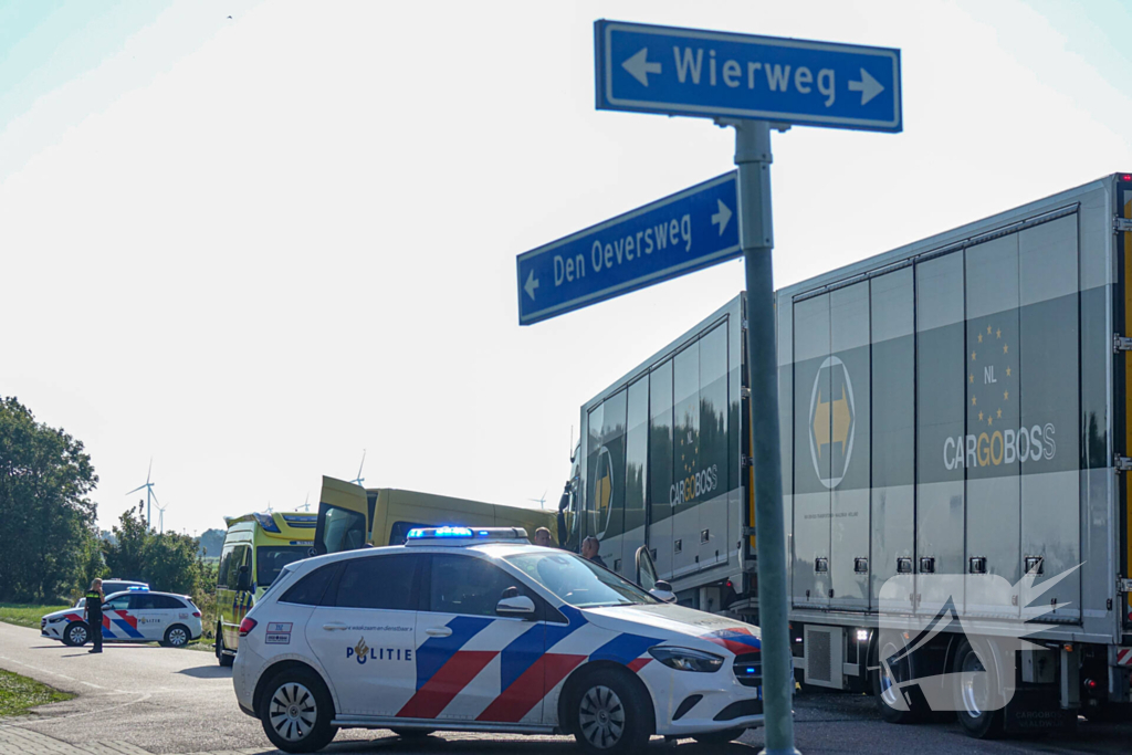 Taxibus zwaar beschadigd na ongeval met vrachtwagen