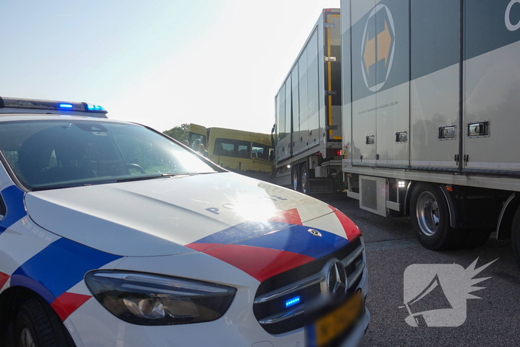 Taxibus zwaar beschadigd na ongeval met vrachtwagen