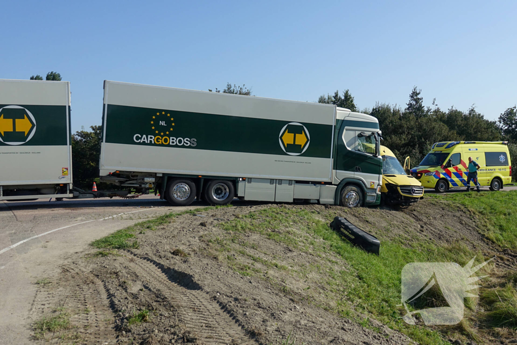 Taxibus zwaar beschadigd na ongeval met vrachtwagen