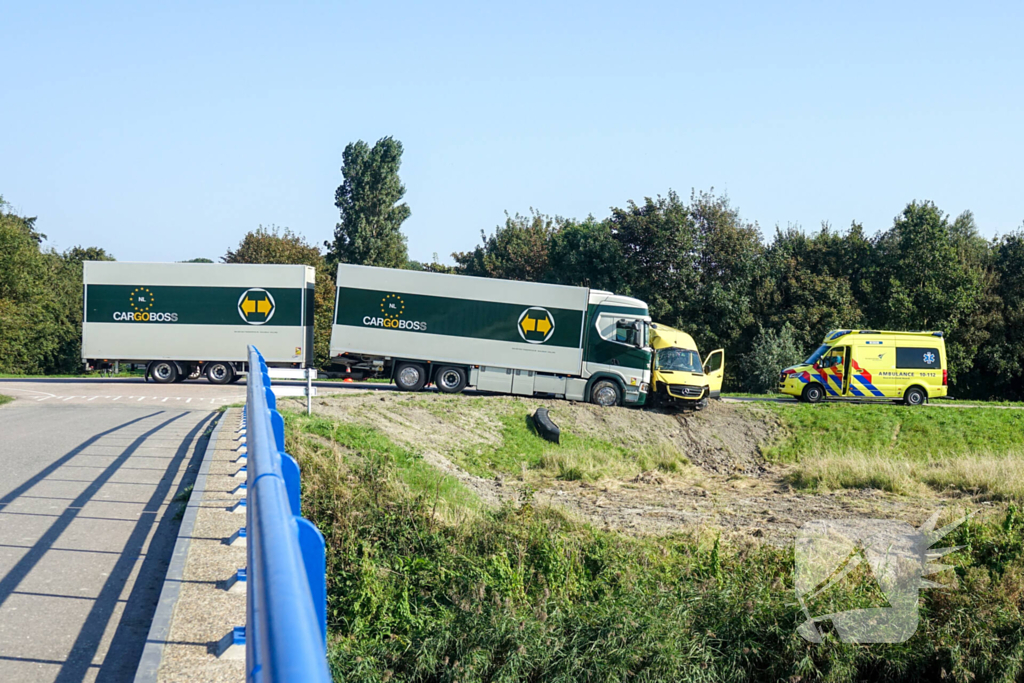 Taxibus zwaar beschadigd na ongeval met vrachtwagen