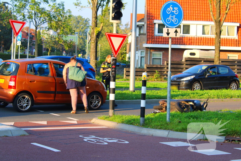 Scooter aangereden door personenauto