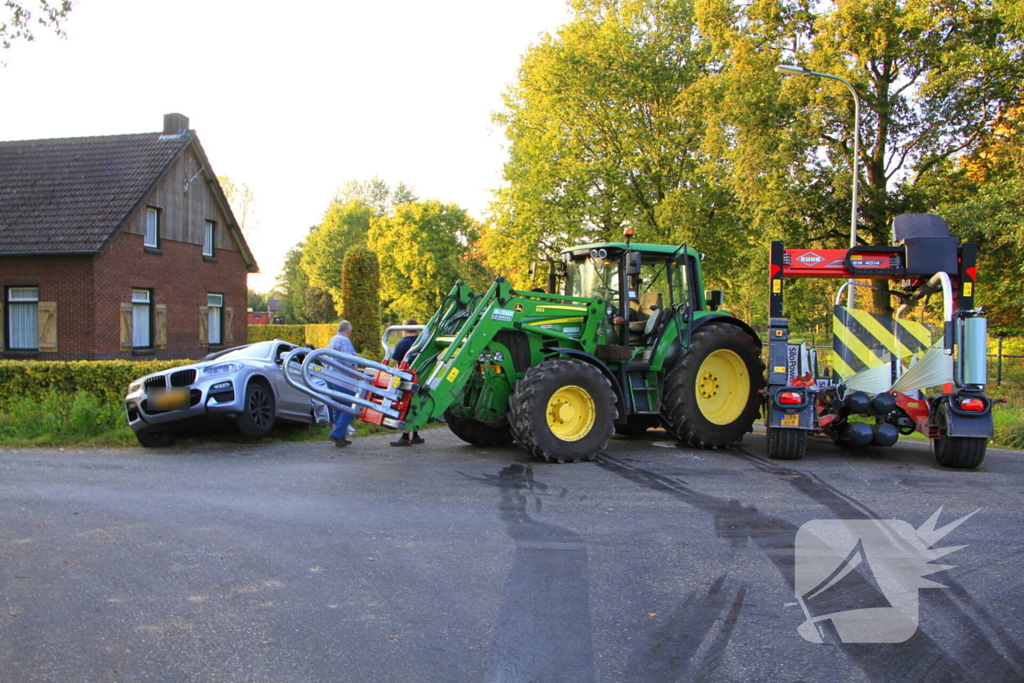 Tractor en automobilist met elkaar in botsing