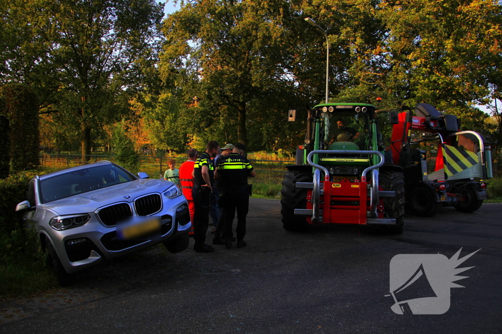 Tractor en automobilist met elkaar in botsing