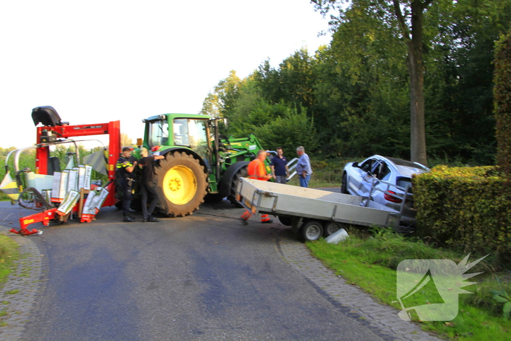 Tractor en automobilist met elkaar in botsing