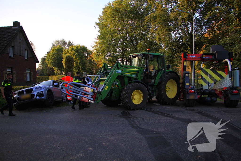 Tractor en automobilist met elkaar in botsing