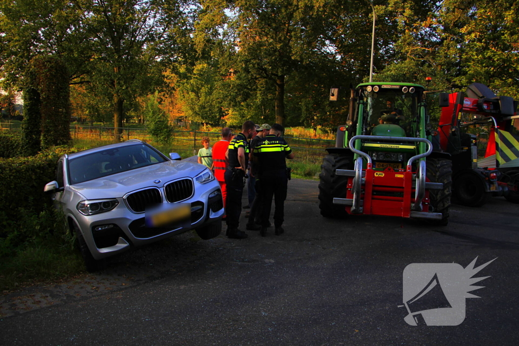 Tractor en automobilist met elkaar in botsing