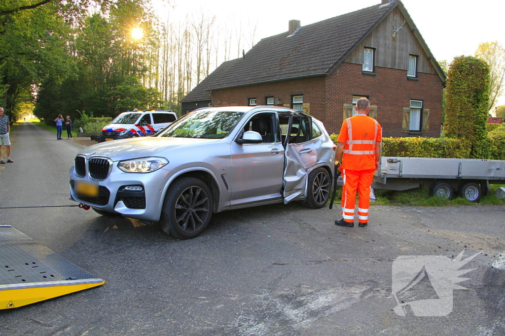 Tractor en automobilist met elkaar in botsing