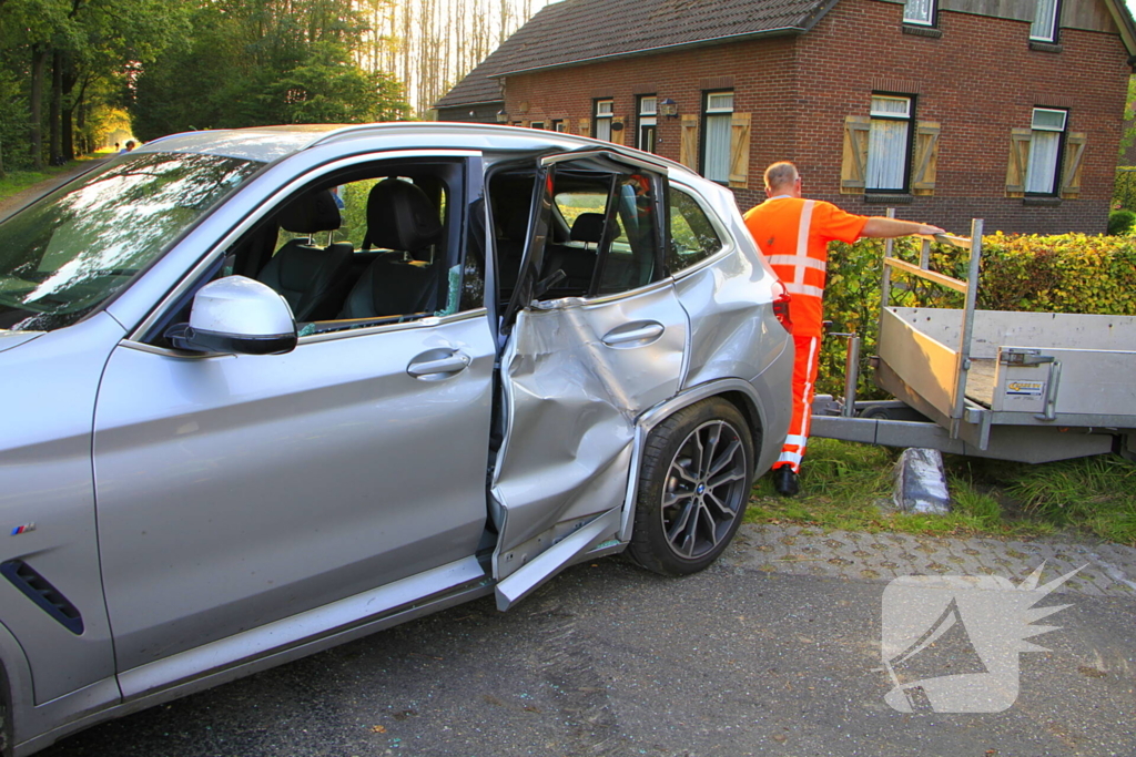 Tractor en automobilist met elkaar in botsing