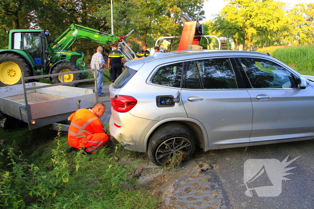 Tractor en automobilist met elkaar in botsing