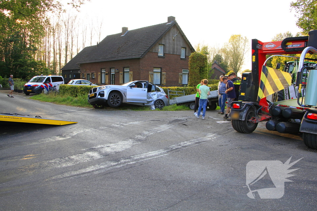 Tractor en automobilist met elkaar in botsing