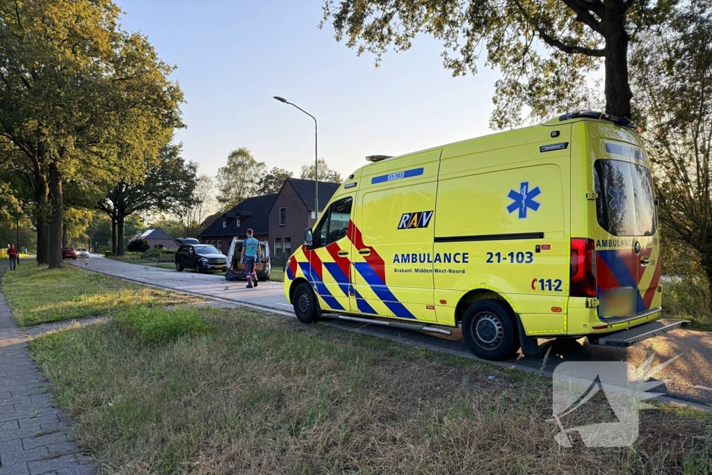 Bestelauto en personenauto botsen op elkaar