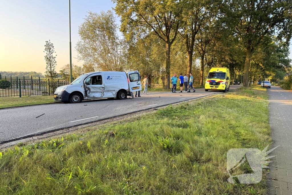 Bestelauto en personenauto botsen op elkaar