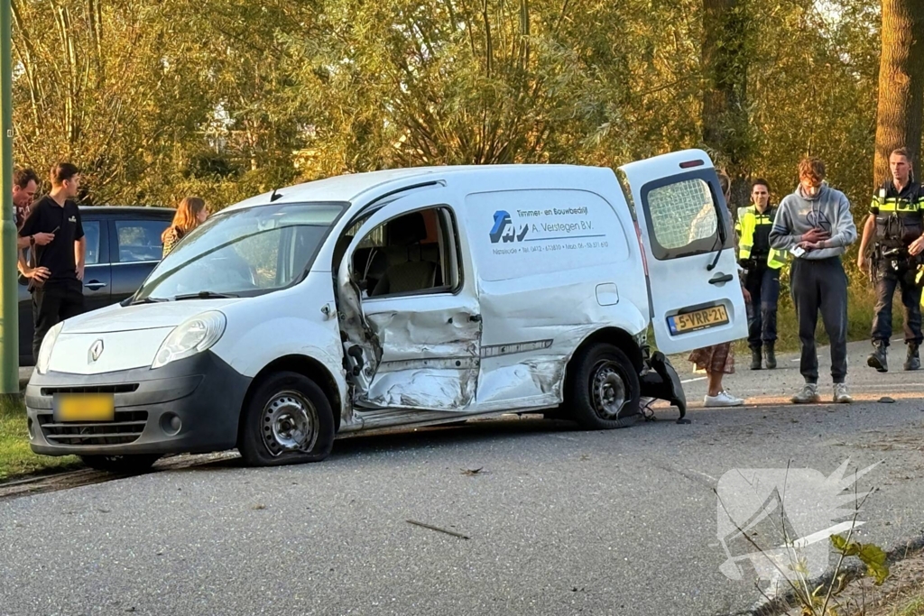 Bestelauto en personenauto botsen op elkaar