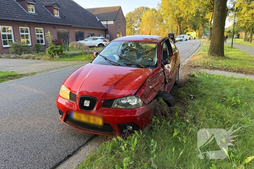 Bestelauto en personenauto botsen op elkaar