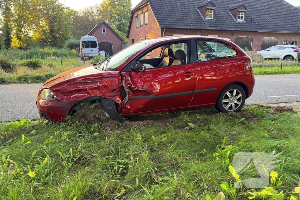 Bestelauto en personenauto botsen op elkaar