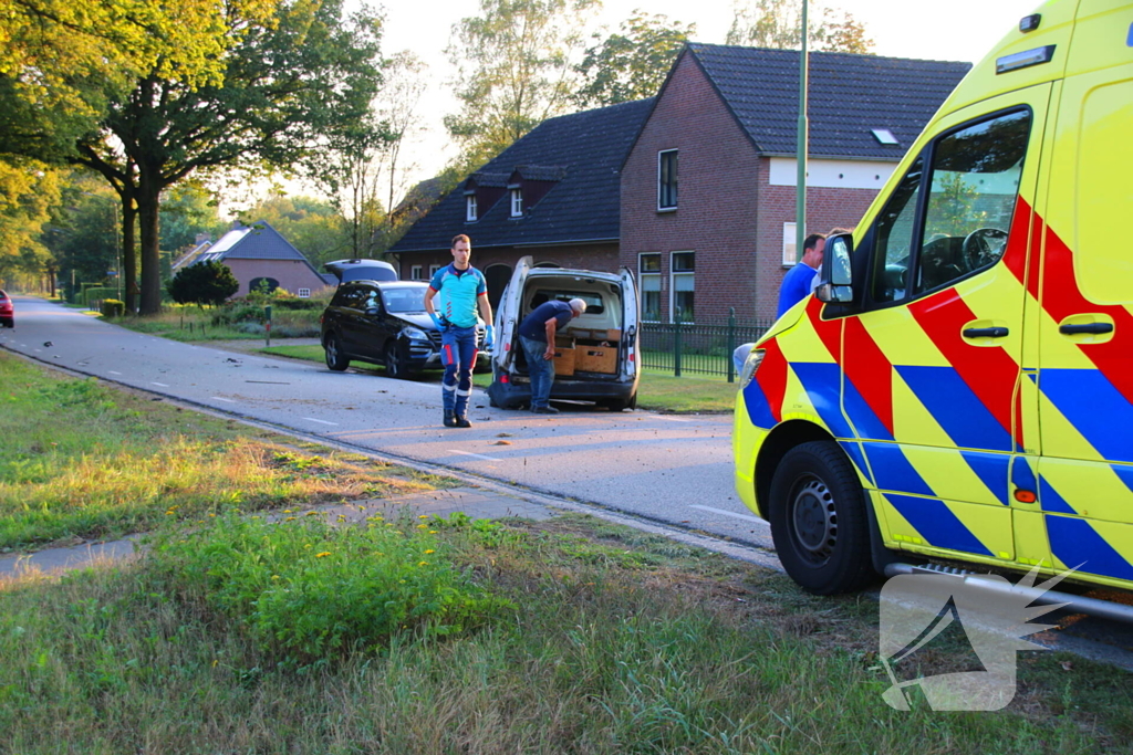 Bestelauto en personenauto botsen op elkaar