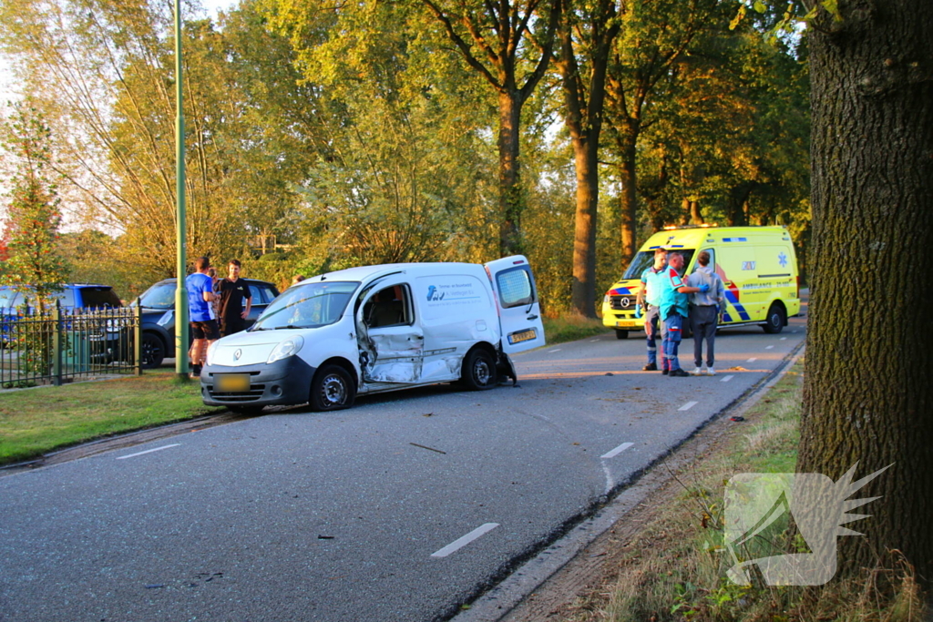 Bestelauto en personenauto botsen op elkaar