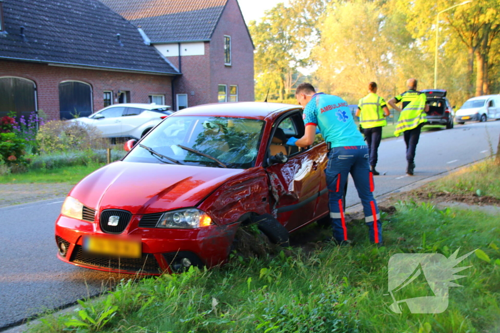 Bestelauto en personenauto botsen op elkaar