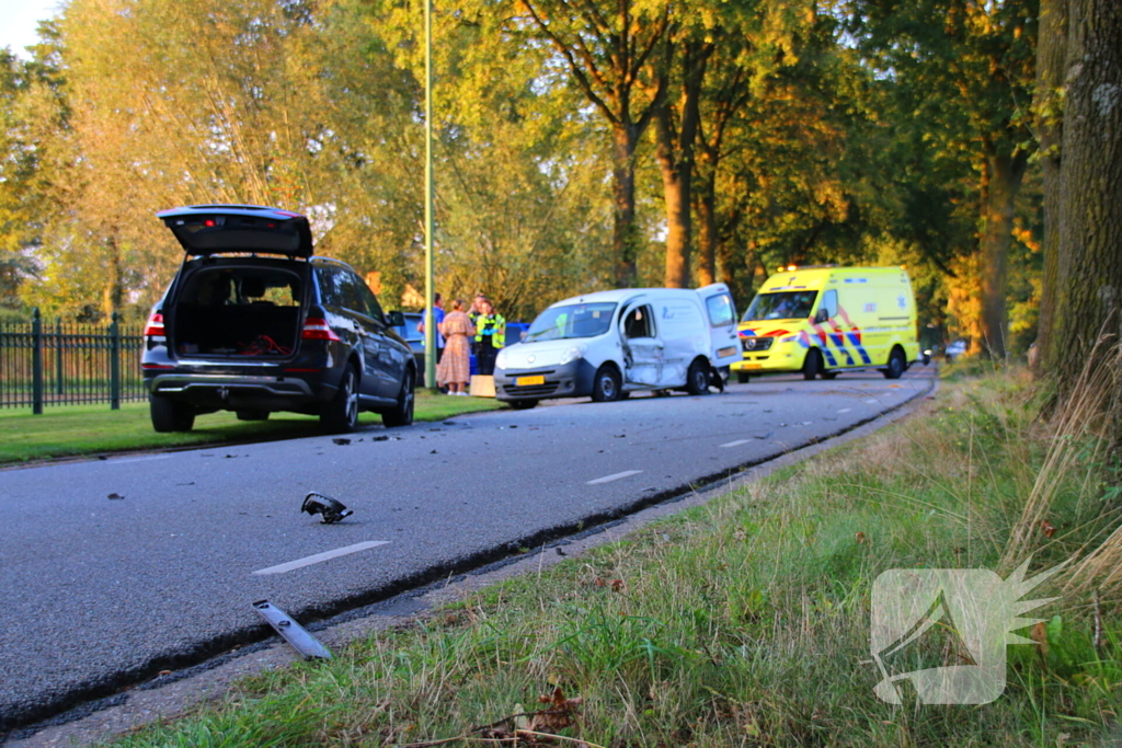 Bestelauto en personenauto botsen op elkaar