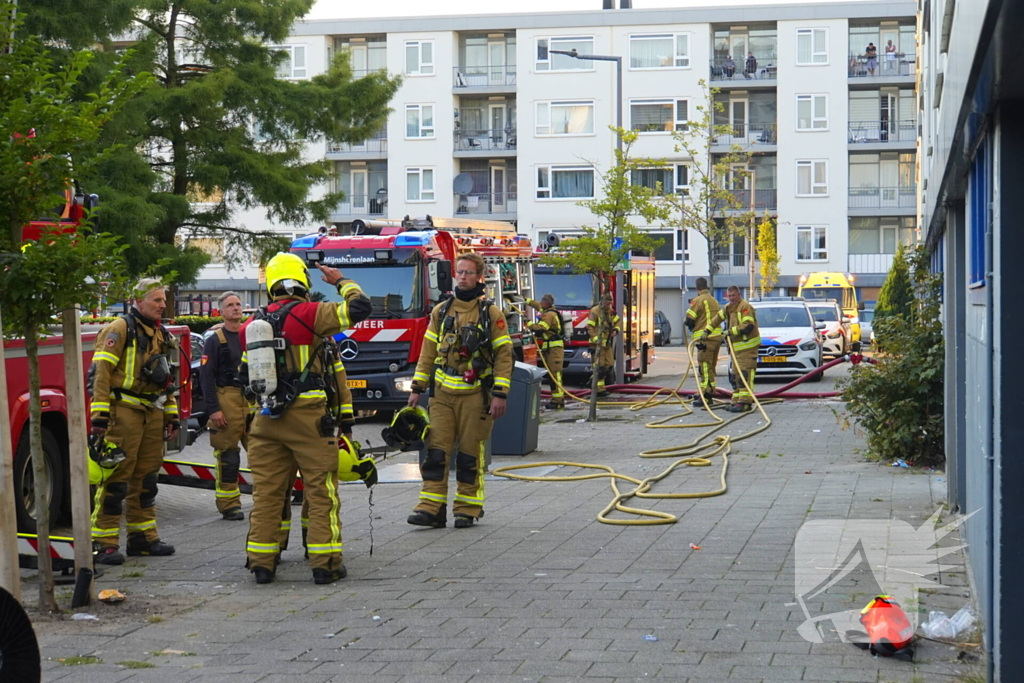 Twee personen gered van balkon bij brand in flatgebouw