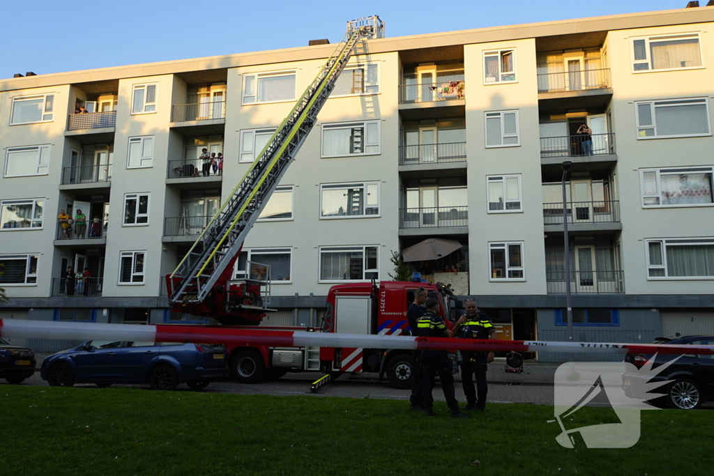 Twee personen gered van balkon bij brand in flatgebouw