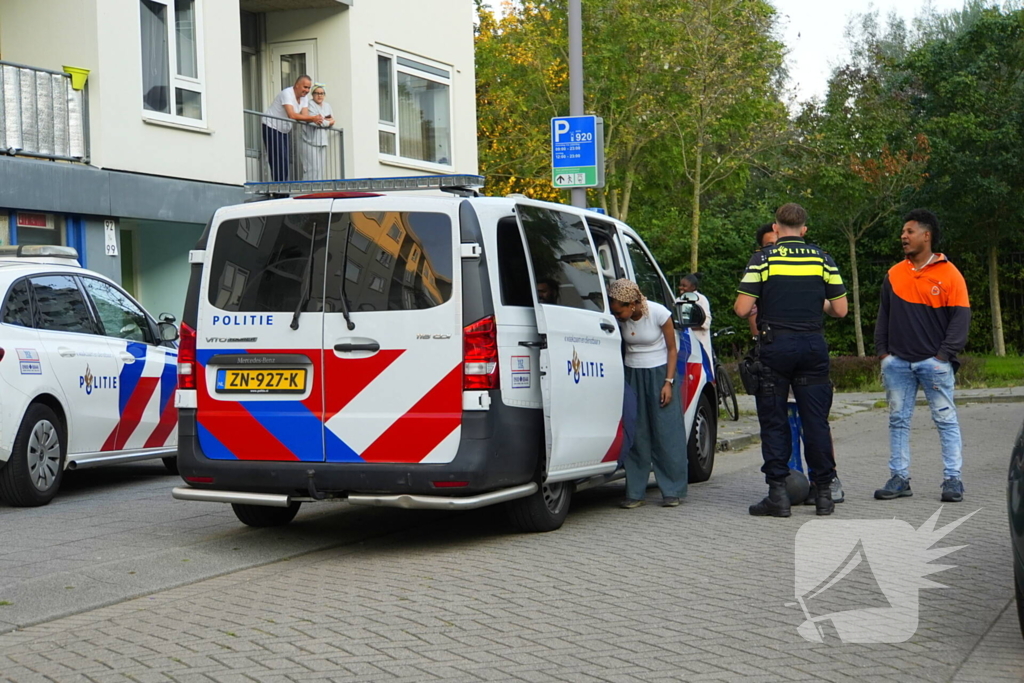 Twee personen gered van balkon bij brand in flatgebouw