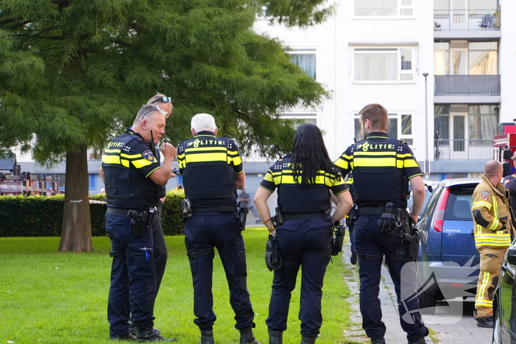 Twee personen gered van balkon bij brand in flatgebouw