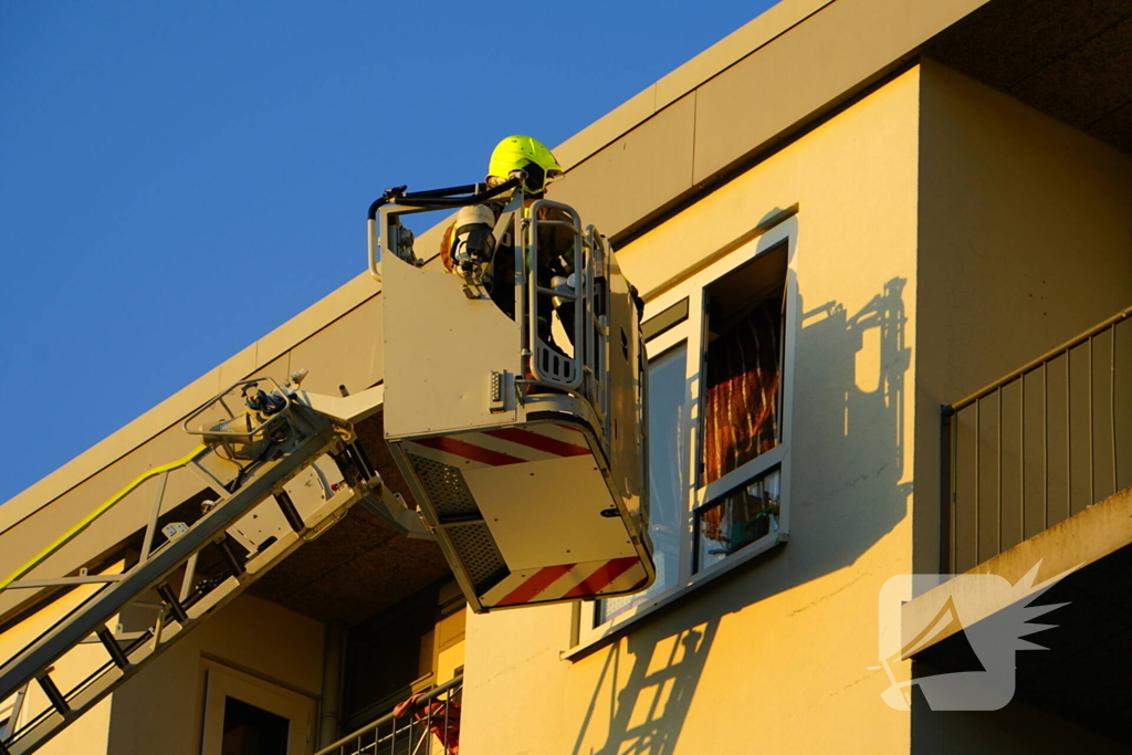 Twee personen gered van balkon bij brand in flatgebouw