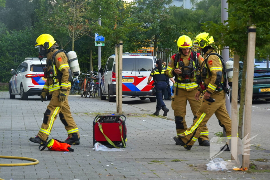 Twee personen gered van balkon bij brand in flatgebouw