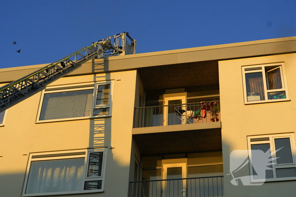 Twee personen gered van balkon bij brand in flatgebouw