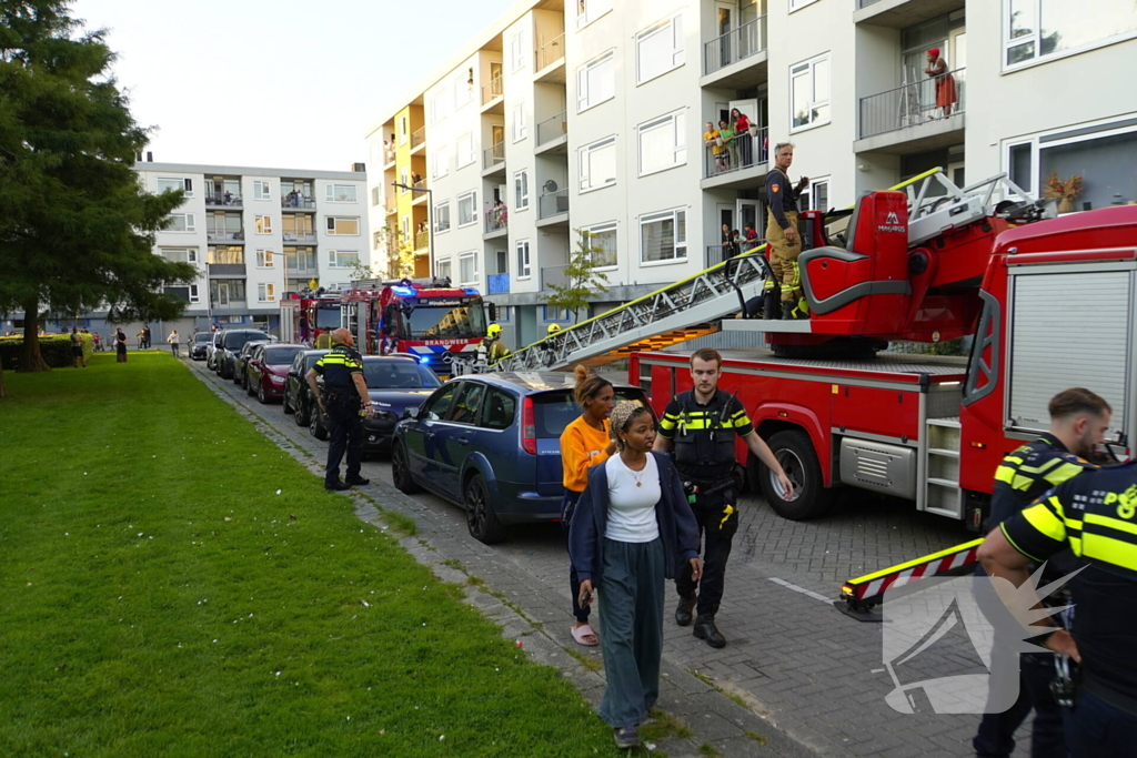 Twee personen gered van balkon bij brand in flatgebouw