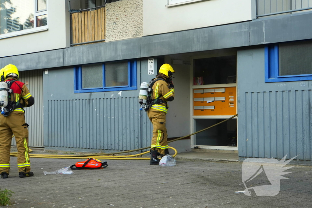 Twee personen gered van balkon bij brand in flatgebouw