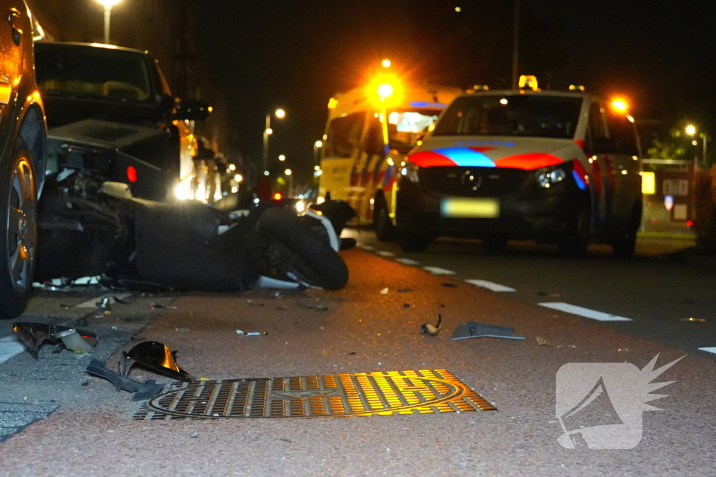 Automobilist rijdt scooterrijder aan