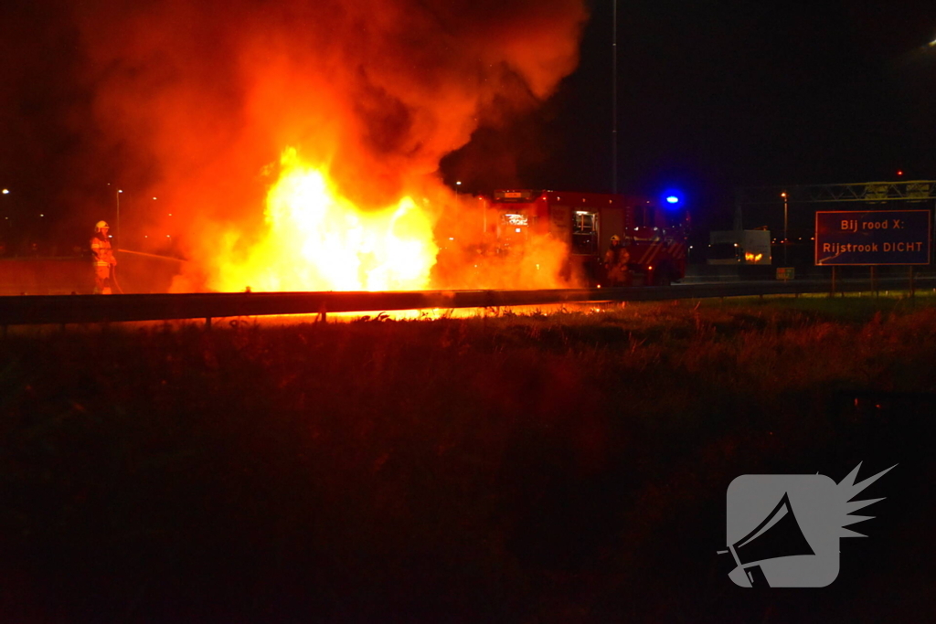 Auto uitgebrand op A12