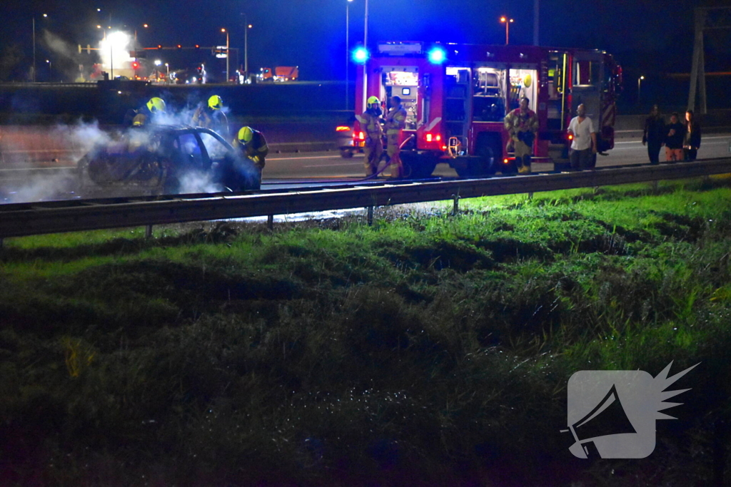 Auto uitgebrand op A12