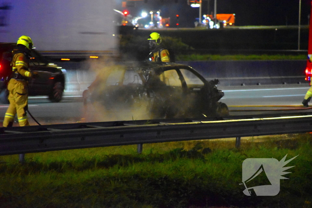 Auto uitgebrand op A12