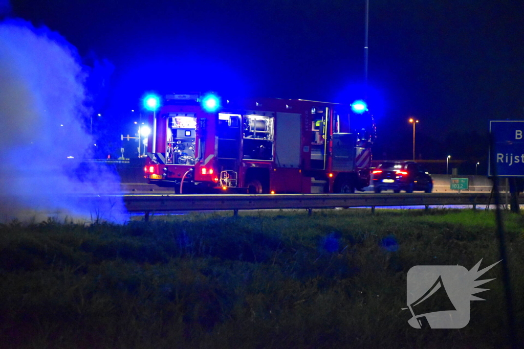 Auto uitgebrand op A12