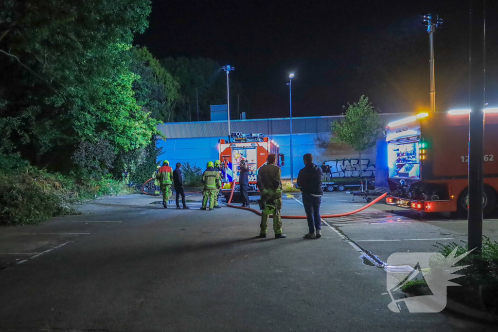 Canta brandt volledig uit op parkeerterrein