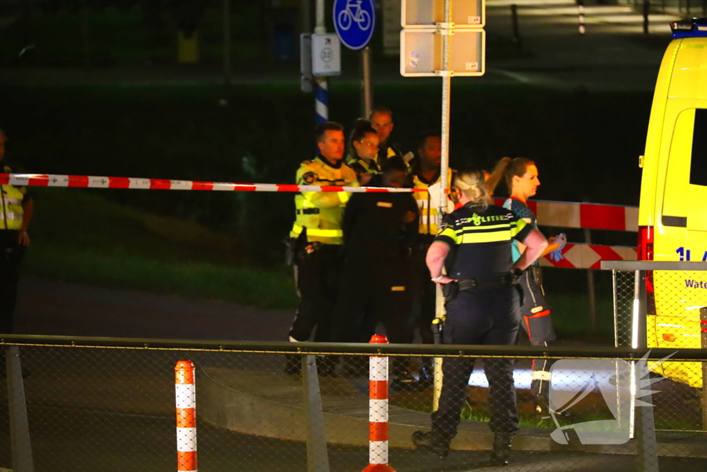 Persoon klimt op palen onder brug en word gebeten door politiehond