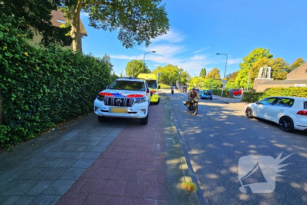 Fietser en auto in botsing bij rotonde