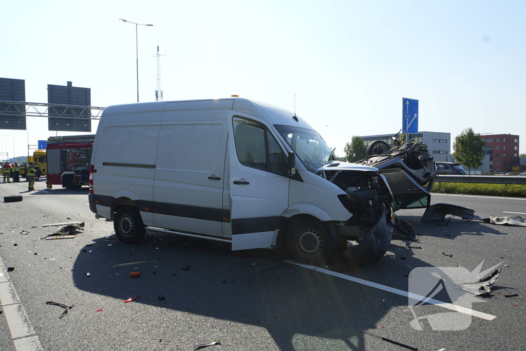 Auto op de kop bij kettingbotsing