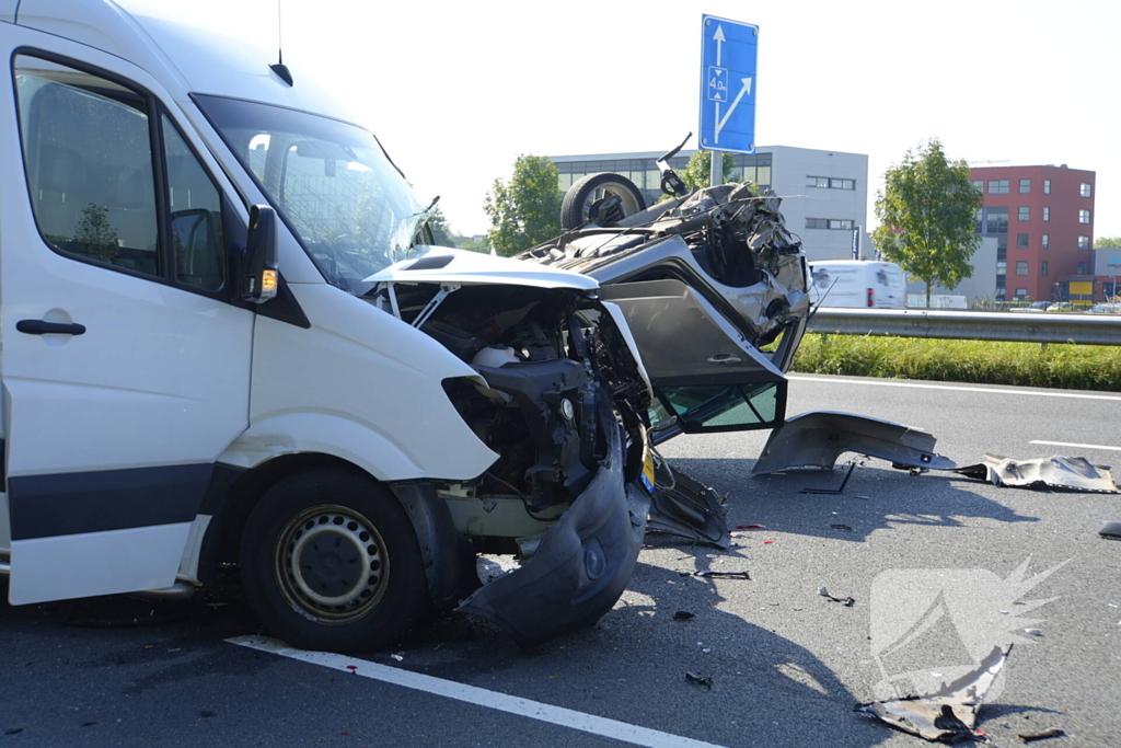 Auto op de kop bij kettingbotsing