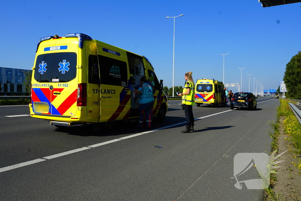 Auto op de kop bij kettingbotsing