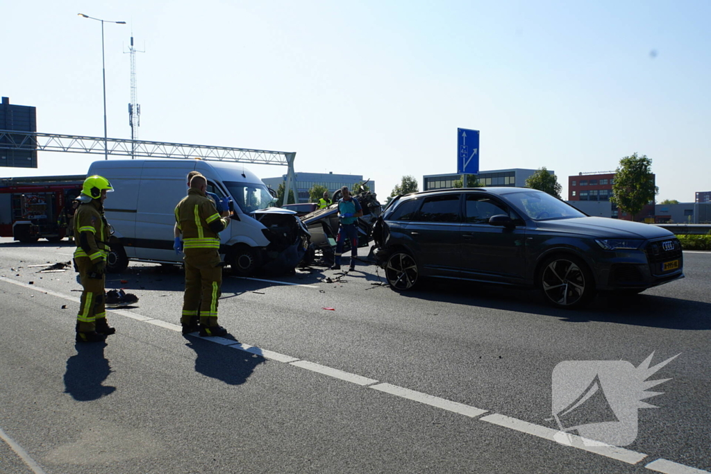 Auto op de kop bij kettingbotsing