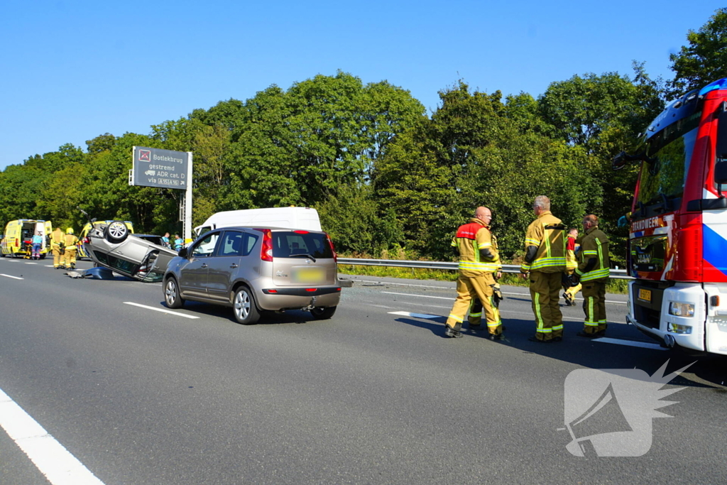 Auto op de kop bij kettingbotsing