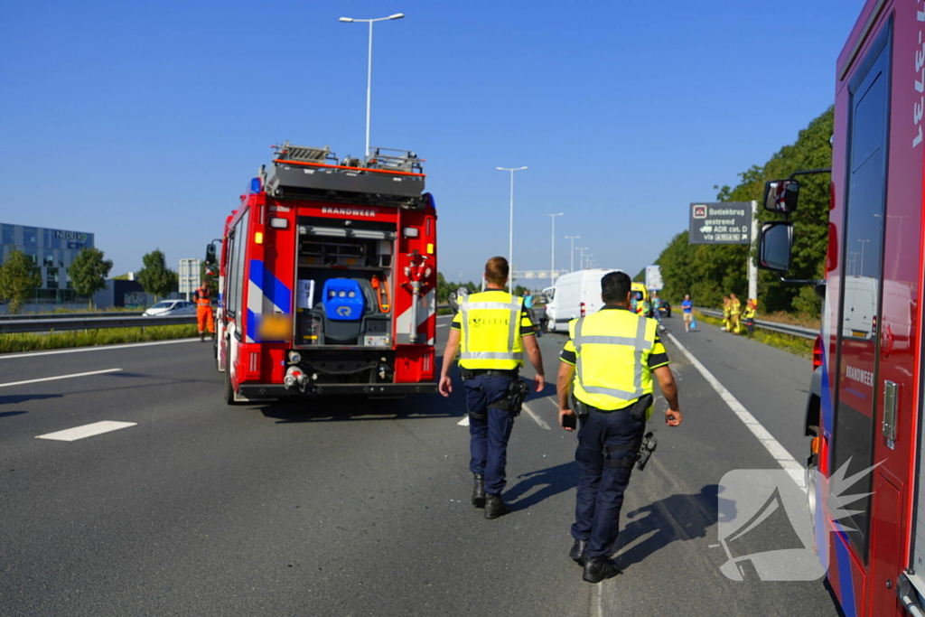 Auto op de kop bij kettingbotsing